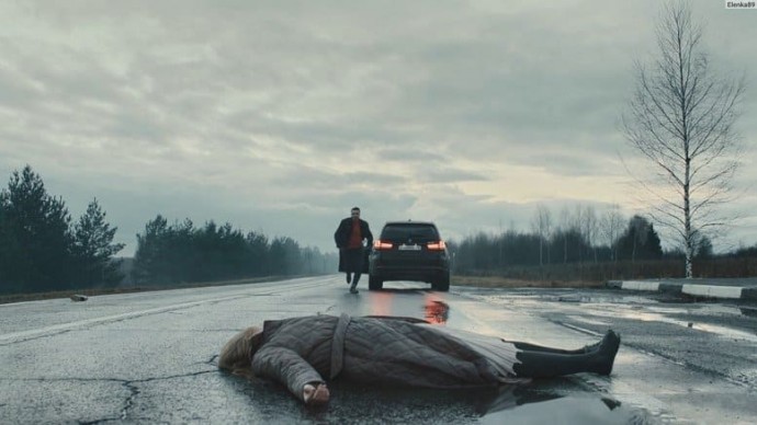 Кадр из сериала Подслушано в Рыбинске. Сбитая женщина лежит на дороге